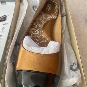 Stylish 9.5  Gold and Black Women's Flats